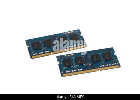 Questa immagine mostra due RAM moduli di memoria isolate su uno sfondo bianco, i connettori dorati e il cablaggio è visibile Foto Stock