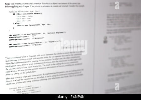 Questa immagine mostra un libro di testo javascript essendo letta su un display digitale, il codice è evidenziato in grassetto Foto Stock