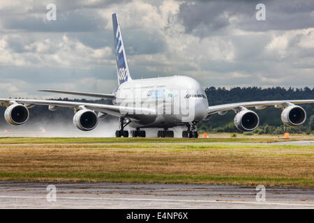 Airbus 380 rotolamento su una pista bagnata Foto Stock