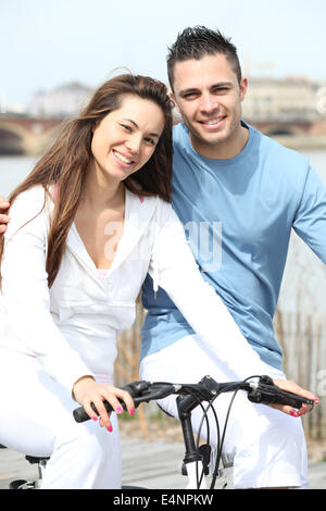 Coppia giovane escursioni in bicicletta Foto Stock