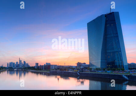 Neues Gebäude der Europäischen Zentralbank, EZB, Ostenda, Frankfurt am Main, Assia, Deutschland, Skyline bei Dämmerung, Flößerbr Foto Stock