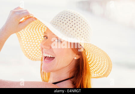 Ritratto di donna che indossa cappello per il sole Foto Stock