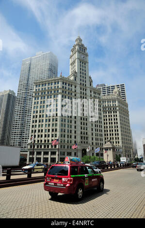 Taxi attraversando il du Sable ponte sul fiume di Chicago. Wrigley Building Foto Stock