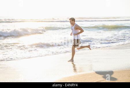 Stati Uniti d'America, Florida, Palm Beach, uomo correre sulla spiaggia Foto Stock