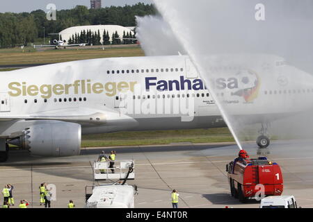 Berlino, Germania. Il 15 luglio 2014. Il team nazionale tedesco terre a Berlino-Tegel. La macchina speciale Lufthansa Boeing 747-8 con numero di volo LH 2014, proviene direttamente da Rio de Janeiro. Credito: Simone Kuhlmey/Pacific Press/Alamy Live News Foto Stock