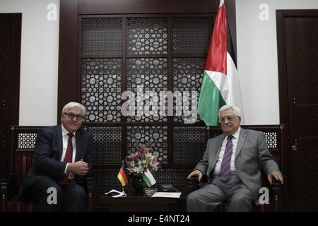 Ramallah. Il 15 luglio 2014. Il presidente palestinese Mahmoud Abbas (R) incontra il Ministro degli esteri tedesco Frank-Walter Steinmeier nella West Bank città di Ramallah il 15 luglio 2014. Credito: Fadi Arouri-PISCINA/Xinhua/Alamy Live News Foto Stock