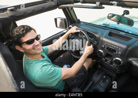 Vista in elevazione dell uomo alla guida di auto Foto Stock