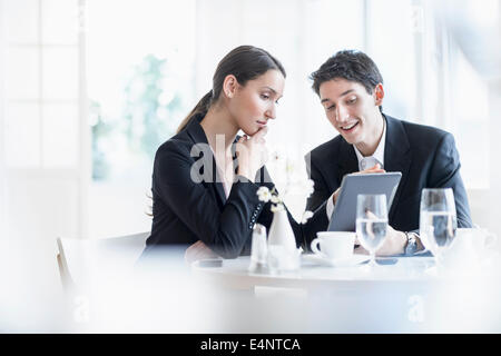 Donna e uomo al pranzo di lavoro Foto Stock