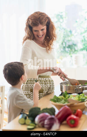 Madre e figlio (6-7) cucinare insieme Foto Stock