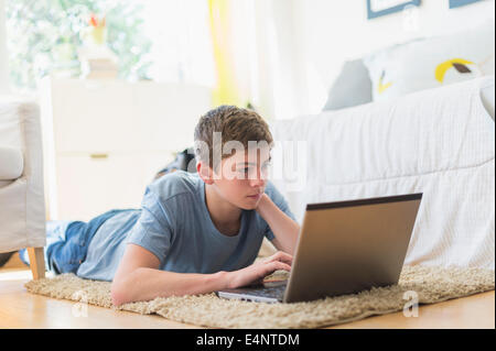 Ragazzo adolescente (16-17) utilizzando laptop Foto Stock