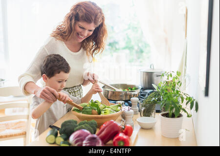 Madre e figlio (6-7) cucinare insieme Foto Stock
