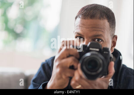 Ritratto di uomo con fotocamera digitale Foto Stock