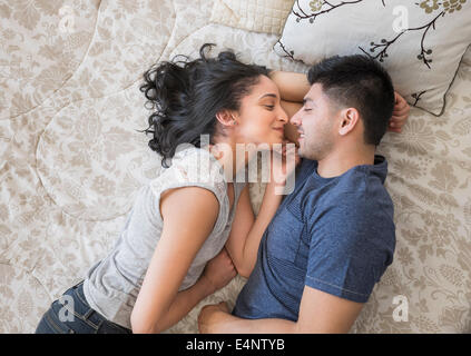 Coppia giovane sdraiato sul letto Foto Stock