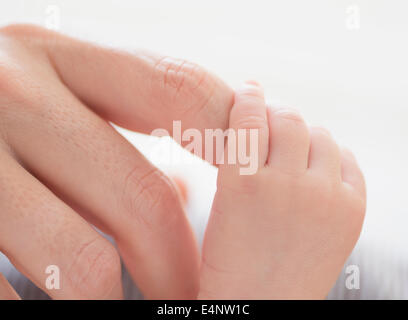 Close up di madre la mano toccare baby boy (2-5 mesi) a piedi Foto Stock