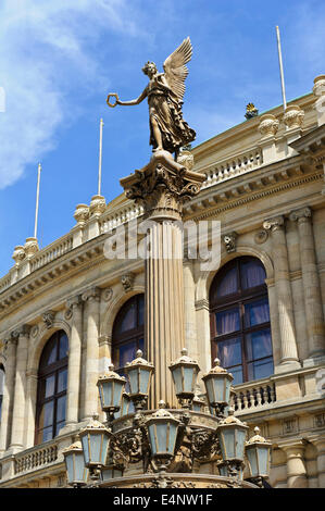 Un classico della colonna di illuminazione con un angelo statua fuori la sala concerti Rudolfinum, Praga, Repubblica Ceca. Foto Stock