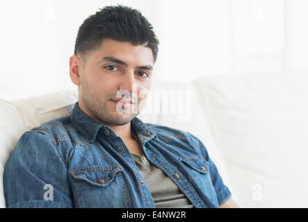Ritratto di giovane sorridente uomo Foto Stock