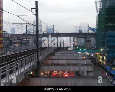 Filippine. Il 15 luglio 2014. Cartelloni pubblicitari giganti lungo il tratto di Efipano Delos Santos Avenue o EDSA sono stati rimossi su luglio 15, 2014 a prevenire gli incidenti stradali come Typhoon Glenda bretelle Filippine. Foto di Sherbien Dacalanio/Alamy Live News Foto Stock