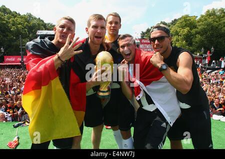 Dispensa - Berlino, Germania. Il 15 luglio 2014. Bastian SCHWEINSTEIGER, Per Mertesacker, Manuel Neuer, Kevin Grosskreutz e Lukas Podolski (L-R) celebrare sul palco del team tedesco vittoria cerimonia Luglio 15, 2014 a Berlino, Germania. La Germania ha vinto il 2014 FIFA World Cup Brasile match contro l'Argentina a Rio de Janeiro il 13 luglio. Foto: Alex Grimm/Bongarts/Getty Images/DFB/dpa/Alamy Live News Foto Stock