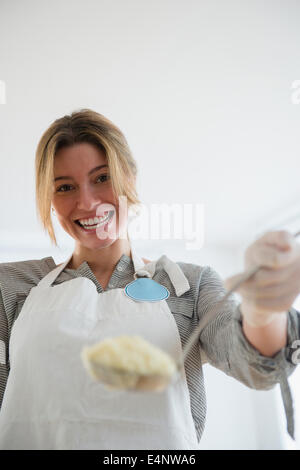 Ritratto di carità volontario il contenimento di cibo Foto Stock