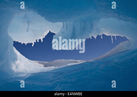 Foro in un iceberg in vista dell'inverno antartico sky Foto Stock