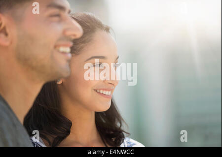 Coppia giovane sorridente nella luce solare Foto Stock