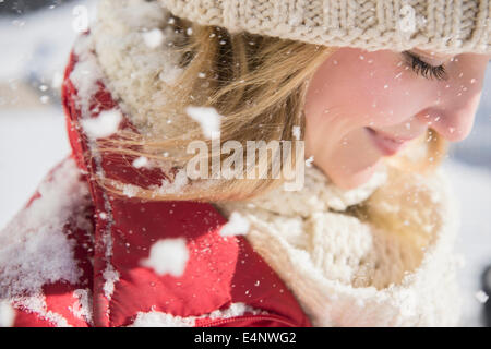Profilo di donna che indossa knit hat in inverno Foto Stock