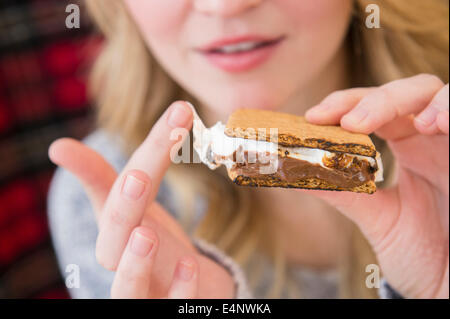 Donna che mantiene smores Foto Stock