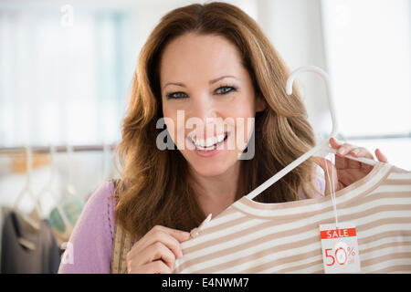 Ritratto di donna abiti facendo shopping Foto Stock