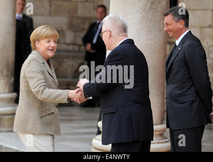 Dubrovnik, Croazia. Il 15 luglio 2014. Foto rilasciata dal croato ufficio presidenziale mostra il presidente croato Ivo Josipovic(C) stringono le mani con Chancelor tedesca Angela Merkel durante la riunione annuale del processo Brdo-Brijuni a Dubrovnik, Croazia, 15 luglio, 2014. Credit: Croato presidenziali ufficio/piscina/Xinhua/Alamy Live News Foto Stock