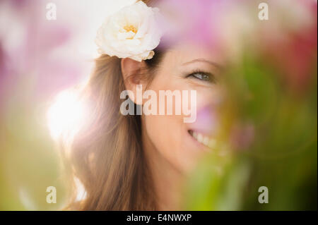 Donna che indossa fiore Foto Stock