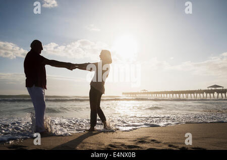 Stati Uniti d'America, Florida, Giove, Senior coppia danzante sulla spiaggia Foto Stock
