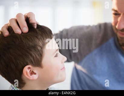 Padre in cerca dopo il figlio (8-9) Foto Stock