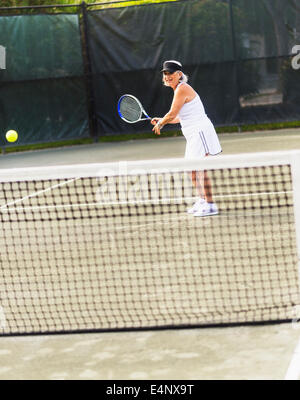 Stati Uniti d'America, Florida, Giove, Senior donna giocando a tennis Foto Stock