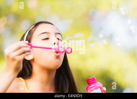 Ritratto di ragazza (8-9) soffiare bolle Foto Stock