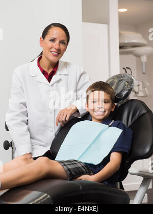 Ritratto di dentista con il paziente (12-13) Foto Stock