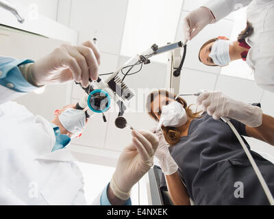 Lowe angolo visuale di dentisti e assistente Foto Stock