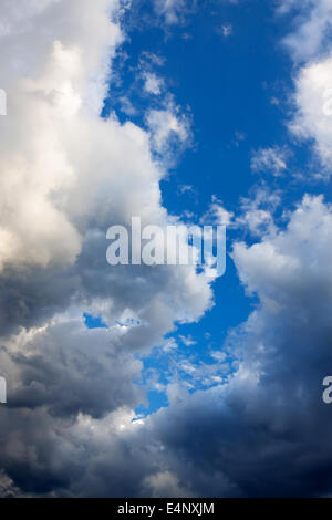 Sfondo astratto da soffici nuvole nel cielo Foto Stock