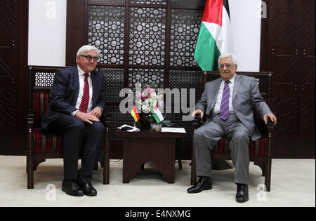 Ramallah, West Bank, Territorio palestinese. Il 15 luglio 2014. Il presidente palestinese Mahmoud Abbas incontra il Ministro degli esteri tedesco Frank-Walter Steinmeier nella West Bank città di Ramallah, 15 luglio 2014. Il Ministro degli esteri tedesco Frank-Walter Steinmeier e chi è in visita nella regione ed è stato anche l incontro con il Primo Ministro israeliano Benjamin Netanyahu a Tel Aviv, 'in tutti urgenza' ha esortato le parti responsabili nella Striscia di Gaza per accettare un Egiziano-mediate la tregua con Israele Credito: Shadi Hatem APA/images/ZUMA filo/Alamy Live News Foto Stock