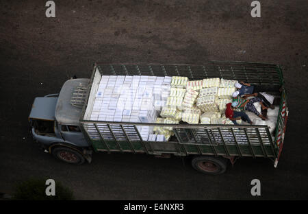 La striscia di Gaza e la striscia di Gaza, Territori palestinesi. Il 15 luglio 2014. Palestinesi seduti su un autocarro caricato con il cibo dell'UNRWA, generale Pierre Krahenbuhl, dell'Ente soccorso e lavori delle Nazioni Unite per i profughi della Palestina nel Vicino Oriente, indagini il nuovo Gaza ragazzi delle Nazioni Unite per la scuola, dove decine di famiglie hanno cercato rifugio dopo essere fuggiti dalle loro casa nel timore di incursioni aeree israeliane. 20 scuole dell ONU ha preso in più di 17.000 sfollati Gazans, molti di loro sono bambini, dopo sabato le avvertenze da parte di Israele che i civili deve cancellare nel nord della Striscia di Gaza. Credito: Majdi Fathi/NurPhoto/ZUMA filo/Alamy Live Foto Stock