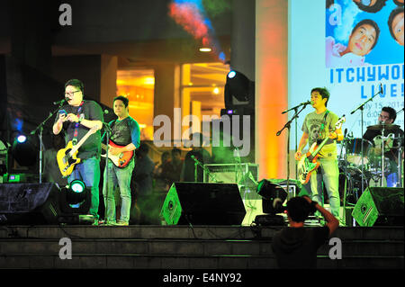 Free Live Concerto in Ayala Center terrazze Cebu Filippine. Con banda di Manila Itchyworms. Foto Stock