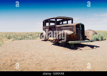 Route 66. Vecchia auto in corrispondenza della posizione dell'autostrada nel Parco Nazionale della Foresta Pietrificata in Arizona Foto Stock