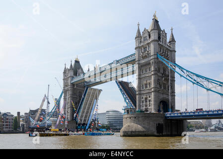 Londra, UK, 12/07/2014 : Clipper il giro del mondo in Barca a Vela finisce a Londra. Il Tower Bridge è stata aperta per consentire il 1 °, 2 ° e 3 ° posto yachts a fare un giro di onore nella piscina di Londra. Foto di Julie Edwards Foto Stock