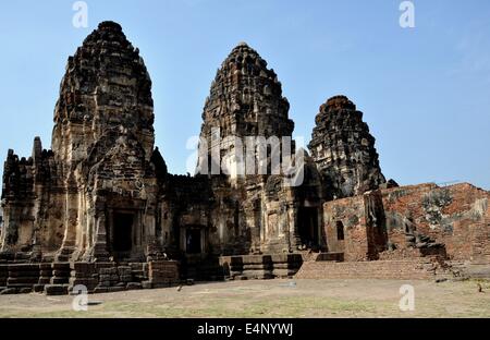 LOPBURI, Thailandia: le storiche rovine di Khmer-style Wat Phra Phang San Yot con tre prangs collegati da gallerie coperte Foto Stock