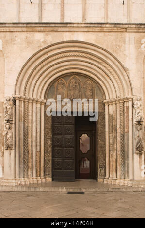 L'Europa, Croazia, Zadar, romanica cattedrale cattolica di Santa Anastasia (Katedrala Sveti Stošije - XIII secolo), l'entrata principale Foto Stock