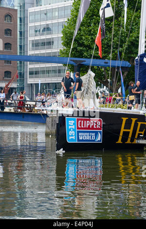 Londra, UK, 12/07/2014 : Clipper 70 vela yacht ormeggiati fino a St Katharines Docks seguenti la fine del Clipper Rpund gara mondiale.. Foto di Julie Edwards Foto Stock