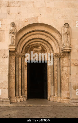 L'Europa, Croazia, Zadar, romanica cattedrale cattolica di Santa Anastasia (Katedrala Sveti Stošije - XIII secolo), ingresso laterale Foto Stock