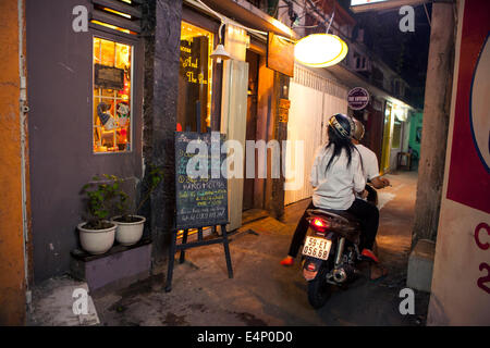 Stile western marciapiede ristoranti e caffè sono in tutta la città di Ho Chi Minh ( Thành ph? H? Chí Minh ). Anticamente chiamato Saigon ho Foto Stock