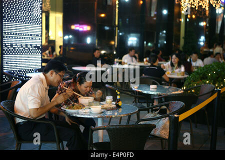 Stile western marciapiede ristoranti e caffè sono in tutta la città di Ho Chi Minh ( Thành ph? H? Chí Minh ). Anticamente chiamato Saigon ho Foto Stock