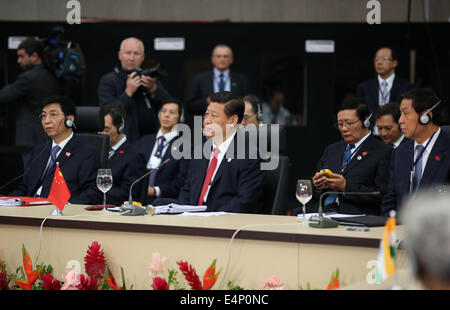 Fortaleza Brasile. Il 15 luglio 2014. Il presidente cinese Xi Jinping (C) anteriore assiste il sesto vertice BRICS a Fortaleza Brasile, 15 luglio, 2014. Credit: Lan Hongguang/Xinhua/Alamy Live News Foto Stock
