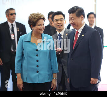 Fortaleza Brasile. Il 15 luglio 2014. Il presidente cinese Xi Jinping (R) è accolto dal presidente brasiliano Dilma Rousseff durante il sesto vertice BRICS a Fortaleza Brasile, 15 luglio, 2014. Credit: Lan Hongguang/Xinhua/Alamy Live News Foto Stock